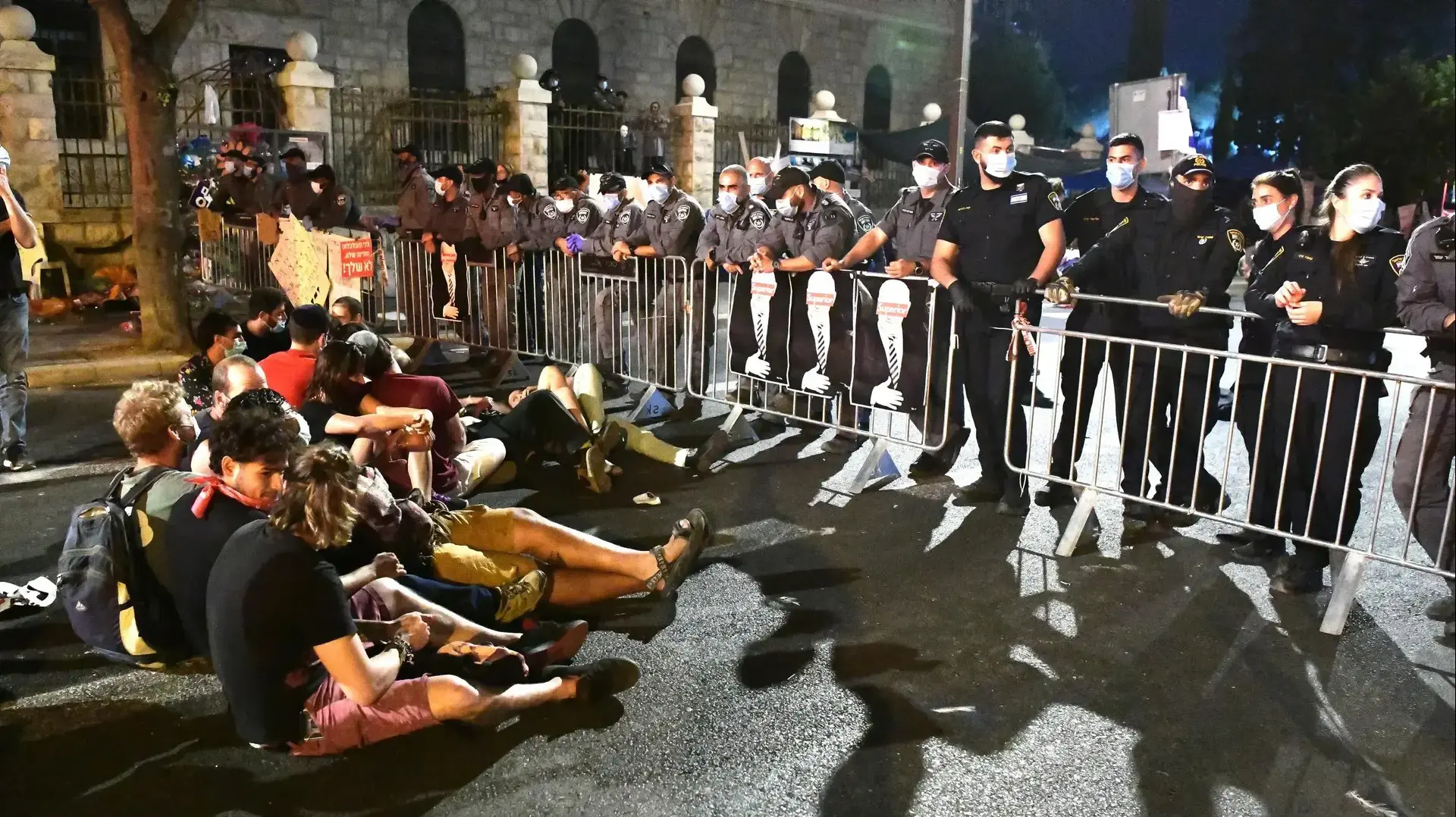 מפגינים נגד ראש הממשלה בנימין נתניהו מחוץ לבלפור, ירושלים, 25 ביולי 2020 מפגינים נגד ראש הממשלה בנימין נתניהו מחוץ לבלפור, ירושלים, 25 ביולי 2020