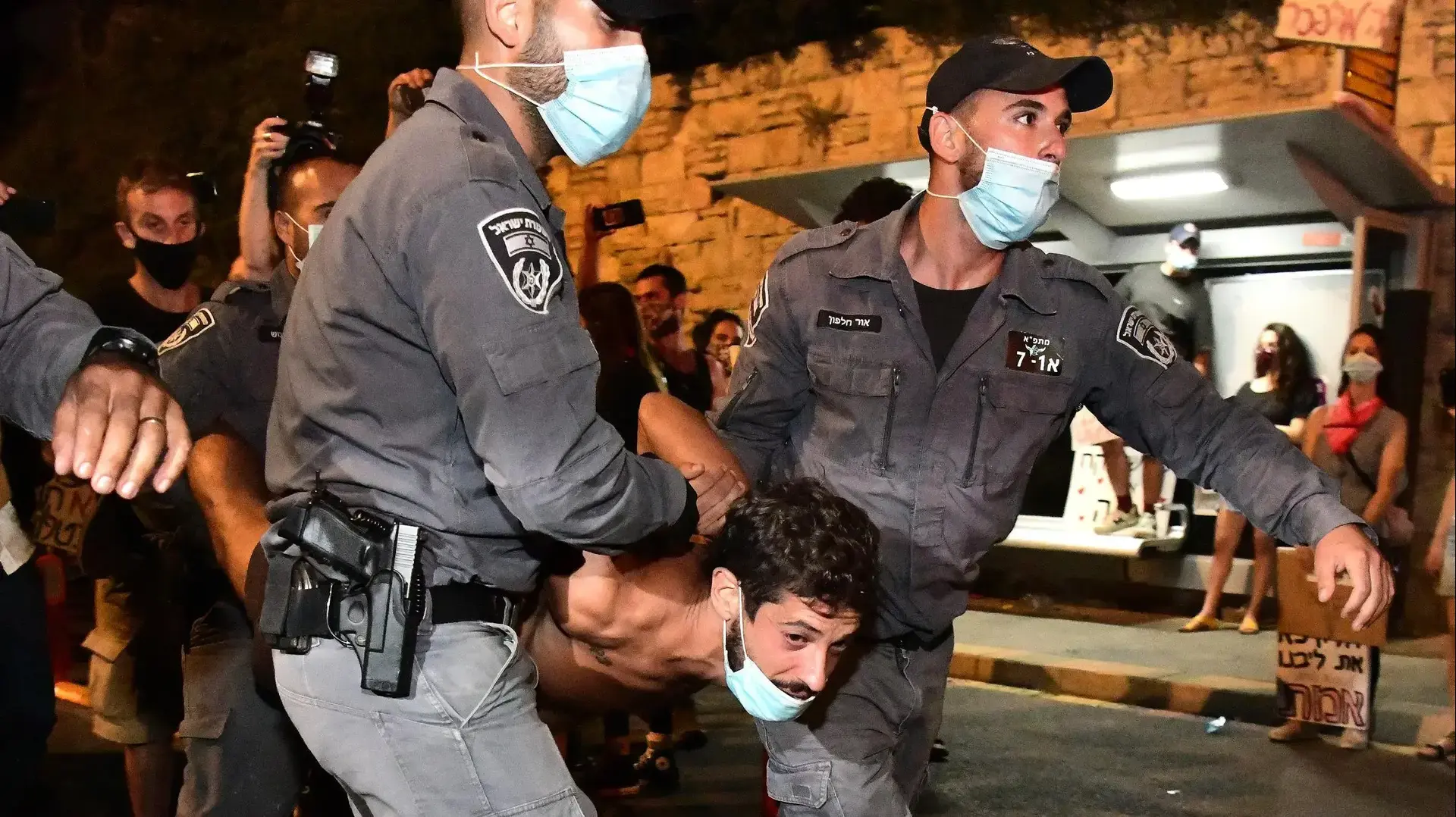 מפגינים נגד ראש הממשלה בנימין נתניהו מחוץ לבלפור, ירושלים, 25 ביולי 2020 מפגינים נגד ראש הממשלה בנימין נתניהו מחוץ לבלפור, ירושלים, 25 ביולי 2020