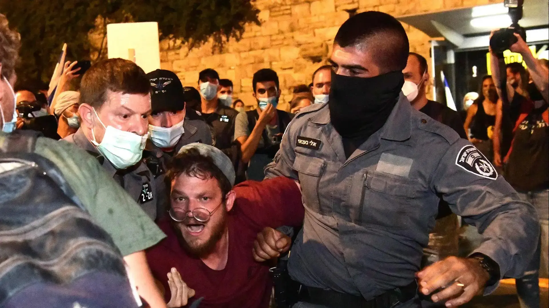 מפגינים נגד ראש הממשלה בנימין נתניהו מחוץ לבלפור, ירושלים, 25 ביולי 2020 מפגינים נגד ראש הממשלה בנימין נתניהו מחוץ לבלפור, ירושלים, 25 ביולי 2020