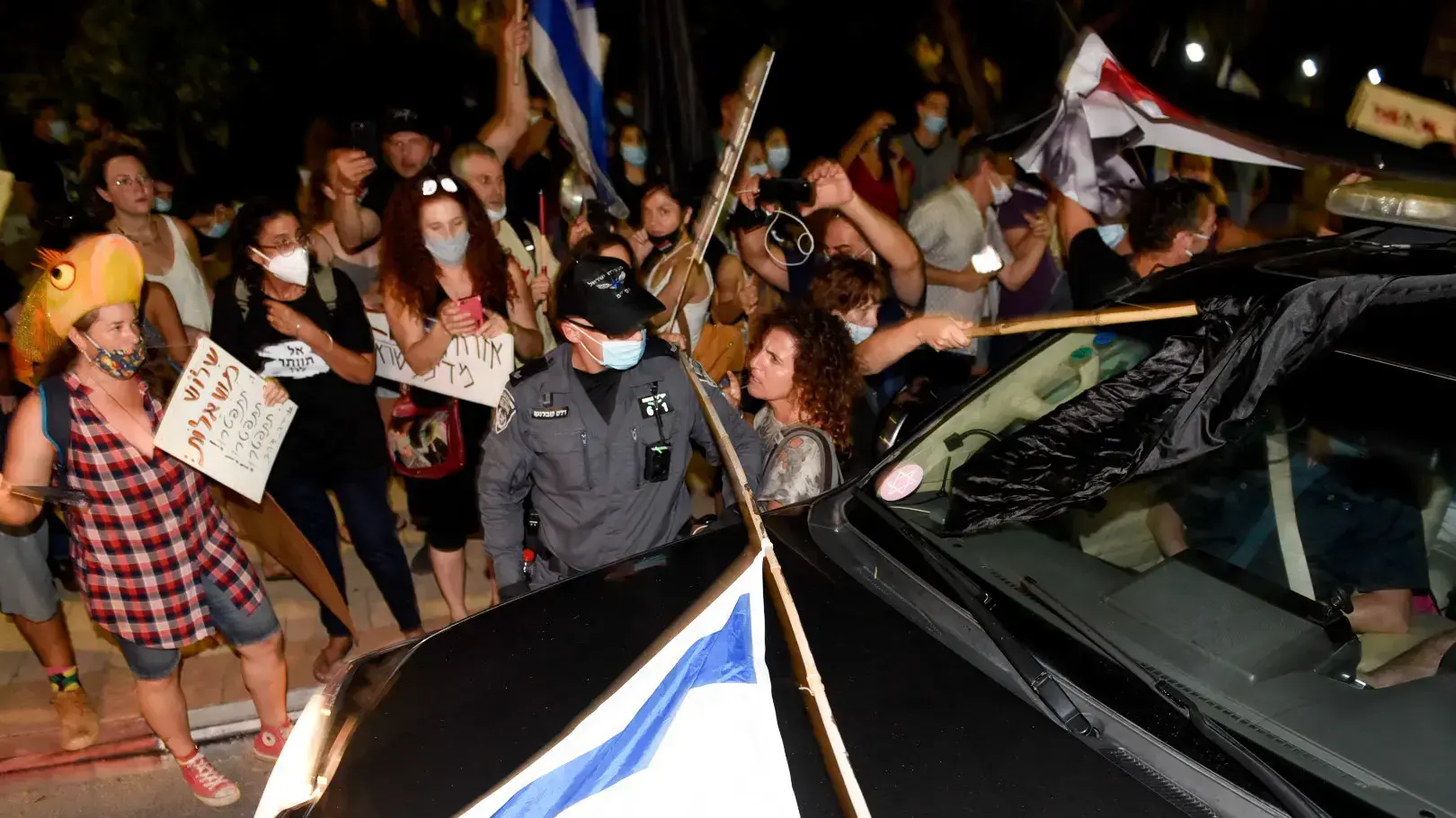 מפגינים נגד ראש הממשלה בנימין נתניהו מול ביתו בקיסריה, 25 ביולי 2020 מפגינים נגד ראש הממשלה בנימין נתניהו מול ביתו בקיסריה, 25 ביולי 2020