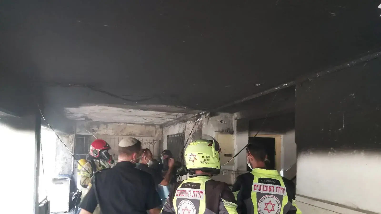 זירת השריפה בדירה בירושלים בה חולצו שמונה בני אדם, חמישה נפגעו באורח בינוני משאיפת עשן. 26 ביולי 2020 זירת השריפה בדירה בירושלים בה חולצו שמונה בני אדם, חמישה נפגעו באורח בינוני משאיפת עשן. 26 ביולי 2020
