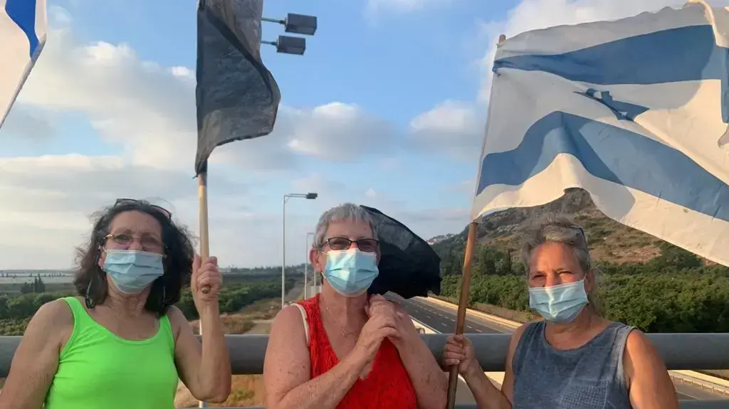 עופרה לוצקי (מימין), שרה'לה בר שדה ודבורה'לה בר לבב-כהן במחאת הגשרים במעגן מיכאל, 26 ביולי 2020 עופרה לוצקי (מימין), שרה'לה בר שדה ודבורה'לה בר לבב-כהן במחאת הגשרים במעגן מיכאל, 26 ביולי 2020