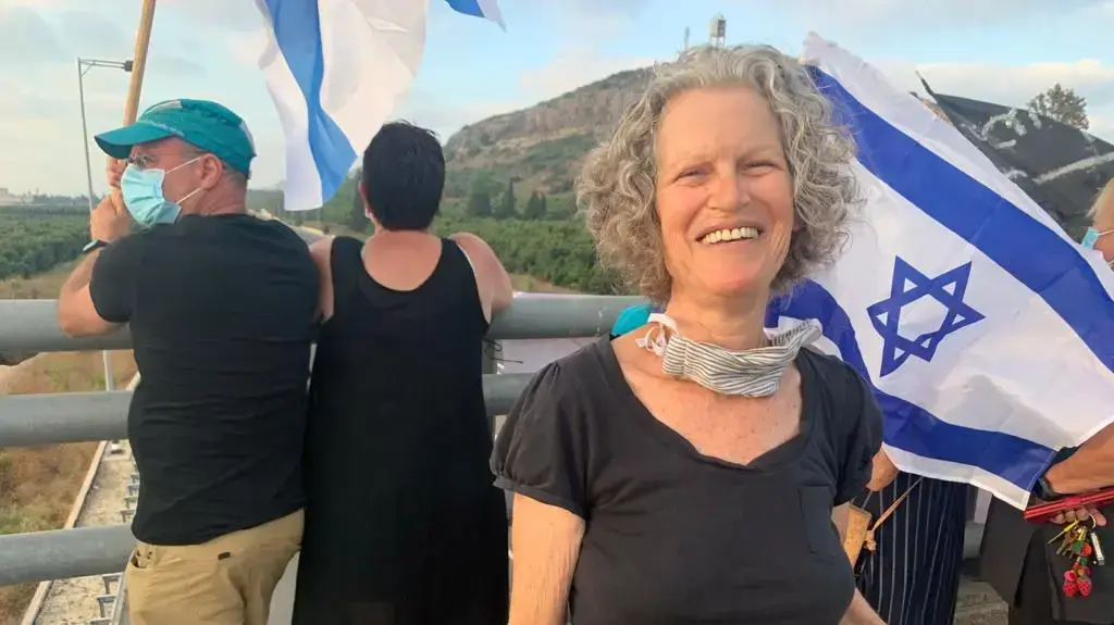 ענת לוין במחאת הגשרים במעגן מיכאל, 26 ביולי 2020 ענת לוין במחאת הגשרים במעגן מיכאל, 26 ביולי 2020