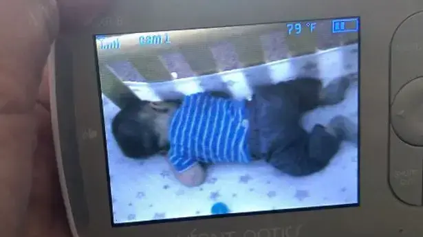 הורים הסתכלו במצלמת האינטרקום של התינוק - ונדהמו ממה שראו הורים הסתכלו במצלמת האינטרקום של התינוק - ונדהמו ממה שראו