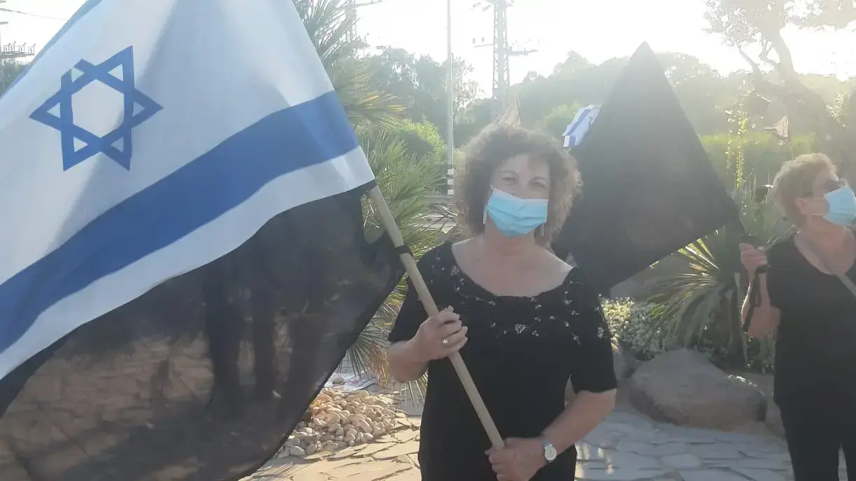 תמר בן צבי מקיבוץ בארי להפגין בצומת סעד תמר בן צבי מקיבוץ בארי להפגין בצומת סעד
