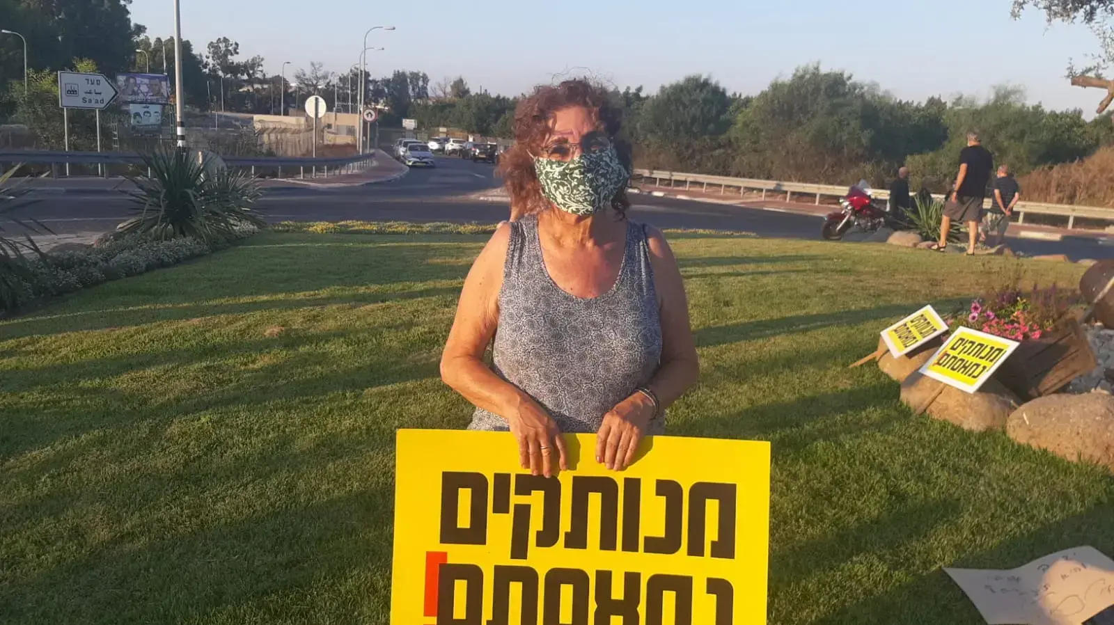 תמי סוכמן מקיבוץ בארי להפגין בצומת סעד תמי סוכמן מקיבוץ בארי להפגין בצומת סעד