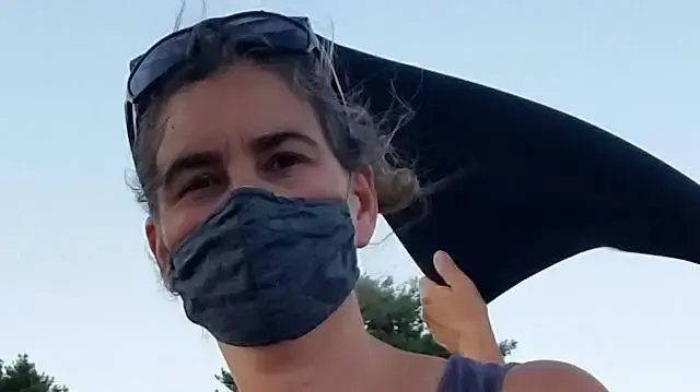 רוחמה וולף, במהלך הפגנת הדגלים השחורים נגד השחיתות השלטונית בראש פינה . רוחמה וולף, במהלך הפגנת הדגלים השחורים נגד השחיתות השלטונית בראש פינה .