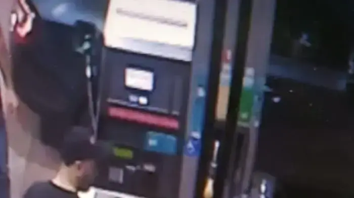 אליעזר פיטיגו, רוכש דלק לפני הצתת קטנוע משטרתי במהלך מחאת העדה האתיופית
אליעזר פיטיגו, רוכש דלק לפני הצתת קטנוע משטרתי במהלך מחאת העדה האתיופית