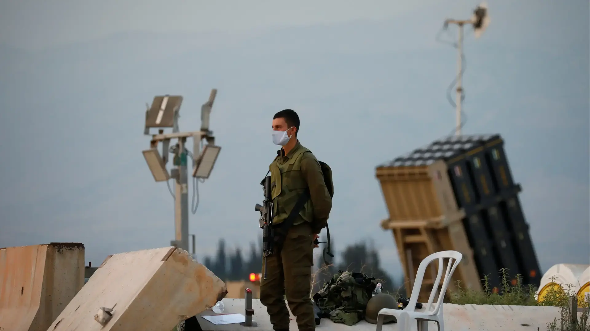 חייל עומד בסמוך למערכת כיפת ברזיל בסמוך לגבול עם לבנון, 27 ביולי 2020 חייל עומד בסמוך למערכת כיפת ברזיל בסמוך לגבול עם לבנון, 27 ביולי 2020