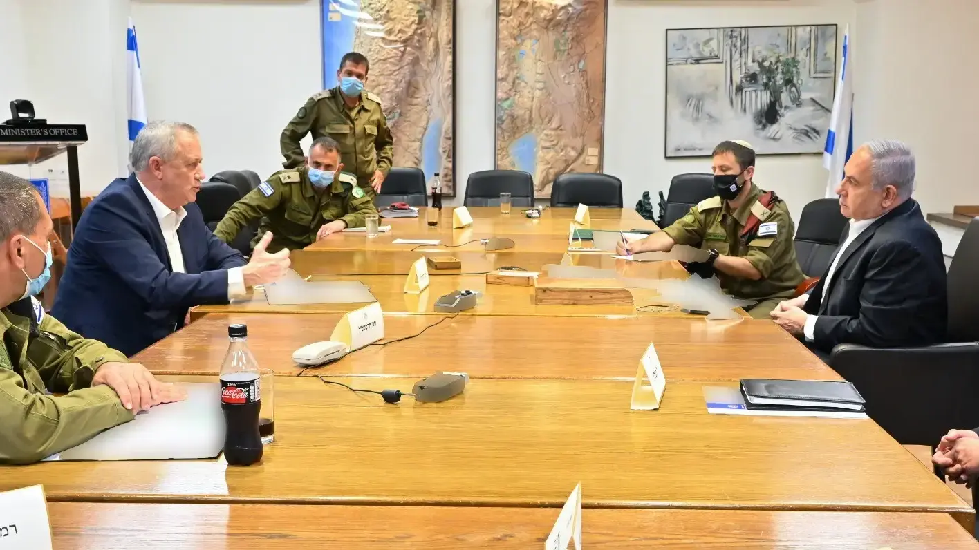 הערכת מצב, בהשתתפות: ראש הממשלה, בנימין נתניהו, שר הביטחון, בני גנץ, הרמטכ"ל רא"ל אביב כוכבי (ב-VC), ר' אמ"ן, אלוף תמיר הימן, ור' אמ"ץ, אלוף אהרון חליווה ברקע המתיחות בגבול הצפון 27 ביולי 2020 הערכת מצב, בהשתתפות: ראש הממשלה, בנימין נתניהו, שר הביטחון, בני גנץ, הרמטכ"ל רא"ל אביב כוכבי (ב-VC), ר' אמ"ן, אלוף תמיר הימן, ור' אמ"ץ, אלוף אהרון חליווה ברקע המתיחות בגבול הצפון 27 ביולי 2020