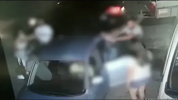 תיעוד: שני אחים תוקפים בבעיטות אדם שהסתכסך איתם תיעוד: שני אחים תוקפים בבעיטות אדם שהסתכסך איתם