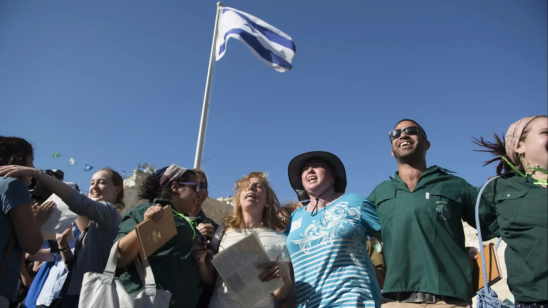 הרבה סנרדה קוכמן יחד עם תנועת הנוער נוע"ם - נוער מסורתי הרבה סנרדה קוכמן יחד עם תנועת הנוער נוע"ם - נוער מסורתי