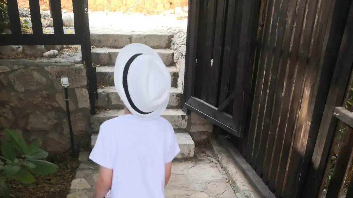 ילד בן 6 עם אוטיזם, נמצא בבידוד