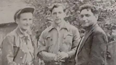 שלום חולבסקי, במרכז, בשורות הפרטיזנים
שלום חולבסקי, במרכז, בשורות הפרטיזנים