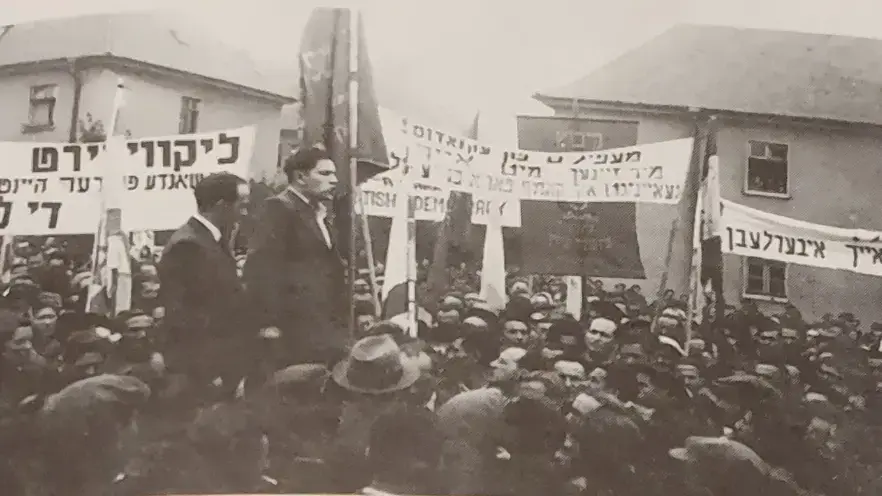 שלום חולבסקי נואם בהפגנה במחנה העקורים ברגן בלזן, ספטמבר 1947, במחאה על החזרת האוניה אקסודוס לגרמניה שלום חולבסקי נואם בהפגנה במחנה העקורים ברגן בלזן, ספטמבר 1947, במחאה על החזרת האוניה אקסודוס לגרמניה
