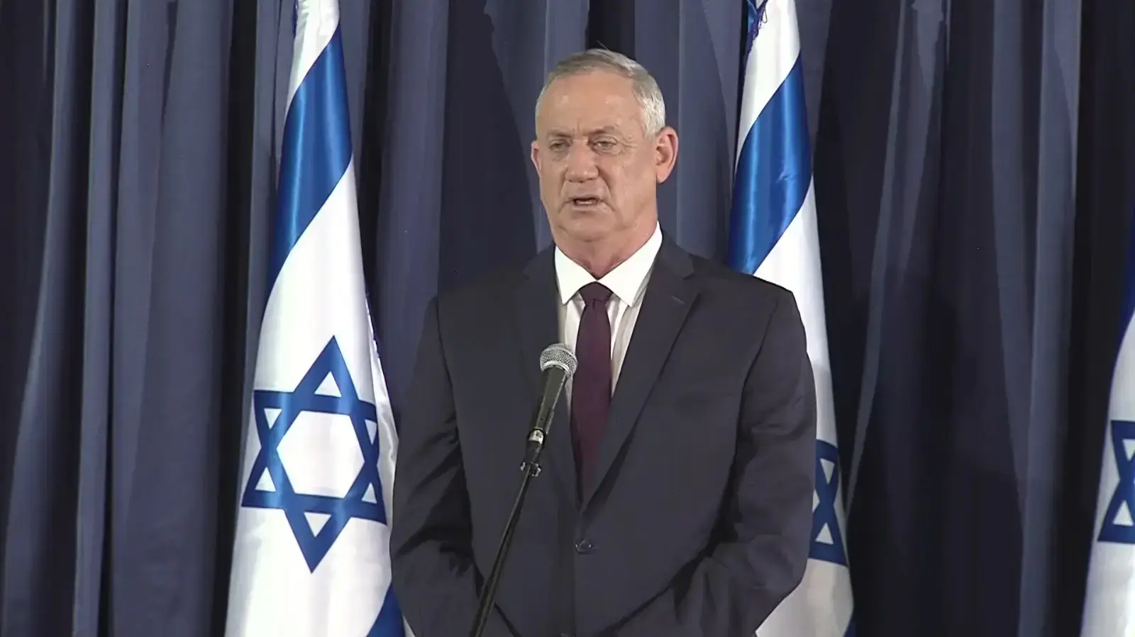 ראש הממשלה בנימין נתניהו, שר הביטחון בני גנץ, שר הבריאות יולי אדלשטיין ופרויקטור הקורונה מציגים את התוכנית הלאומית למיגור הקורונה - ״מגן ישראל״, במשרד החוץ בירושלים. 28 ביולי 2020 ראש הממשלה בנימין נתניהו, שר הביטחון בני גנץ, שר הבריאות יולי אדלשטיין ופרויקטור הקורונה מציגים את התוכנית הלאומית למיגור הקורונה - ״מגן ישראל״, במשרד החוץ בירושלים. 28 ביולי 2020