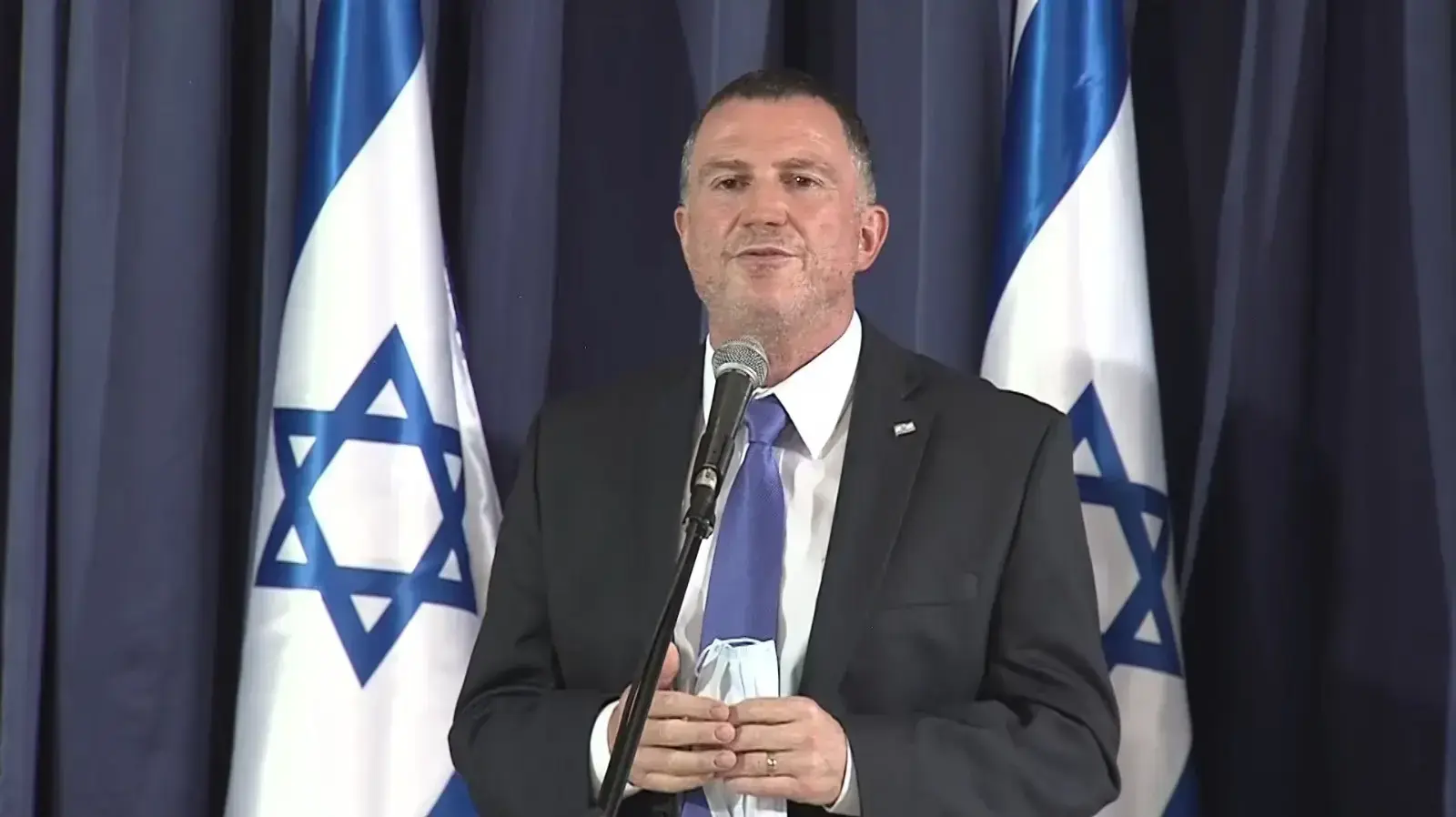 ראש הממשלה בנימין נתניהו, שר הביטחון בני גנץ, שר הבריאות יולי אדלשטיין ופרויקטור הקורונה מציגים את התוכנית הלאומית למיגור הקורונה - ״מגן ישראל״, במשרד החוץ בירושלים. 28 ביולי 2020 ראש הממשלה בנימין נתניהו, שר הביטחון בני גנץ, שר הבריאות יולי אדלשטיין ופרויקטור הקורונה מציגים את התוכנית הלאומית למיגור הקורונה - ״מגן ישראל״, במשרד החוץ בירושלים. 28 ביולי 2020