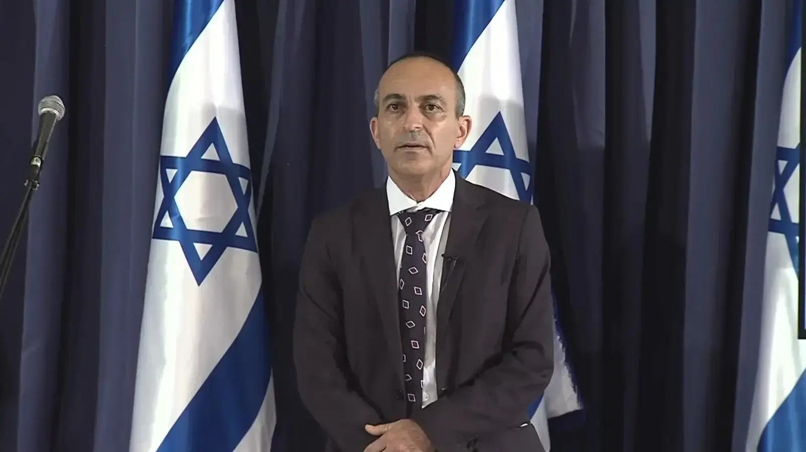 ראש הממשלה בנימין נתניהו, שר הביטחון בני גנץ, שר הבריאות יולי אדלשטיין ופרויקטור הקורונה מציגים את התוכנית הלאומית למיגור הקורונה - ״מגן ישראל״, במשרד החוץ בירושלים. 28 ביולי 2020 ראש הממשלה בנימין נתניהו, שר הביטחון בני גנץ, שר הבריאות יולי אדלשטיין ופרויקטור הקורונה מציגים את התוכנית הלאומית למיגור הקורונה - ״מגן ישראל״, במשרד החוץ בירושלים. 28 ביולי 2020
