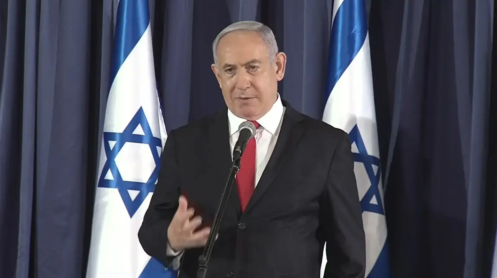 ראש הממשלה בנימין נתניהו, שר הביטחון בני גנץ, שר הבריאות יולי אדלשטיין ופרויקטור הקורונה מציגים את התוכנית הלאומית למיגור הקורונה - ״מגן ישראל״, במשרד החוץ בירושלים. 28 ביולי 2020 ראש הממשלה בנימין נתניהו, שר הביטחון בני גנץ, שר הבריאות יולי אדלשטיין ופרויקטור הקורונה מציגים את התוכנית הלאומית למיגור הקורונה - ״מגן ישראל״, במשרד החוץ בירושלים. 28 ביולי 2020
