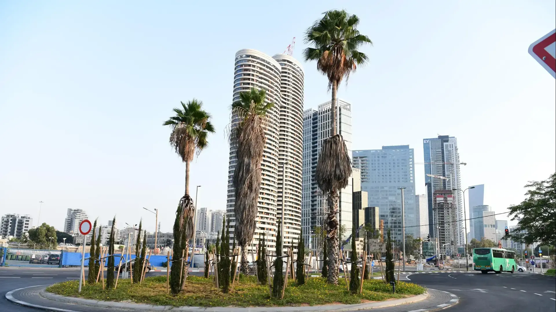 כיכר הכניסה לתחנת הרכבת סבידור, תל אביב, 28 ביולי 2020 כיכר הכניסה לתחנת הרכבת סבידור, תל אביב, 28 ביולי 2020