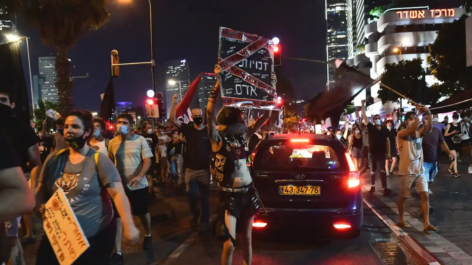 מחאת הדגלים השחורים לאחר שהפגינו מול ביתו של השר לביטחון הפנים אמיר אוחנה, תל אביב, 28 ביולי 2020 מחאת הדגלים השחורים לאחר שהפגינו מול ביתו של השר לביטחון הפנים אמיר אוחנה, תל אביב, 28 ביולי 2020