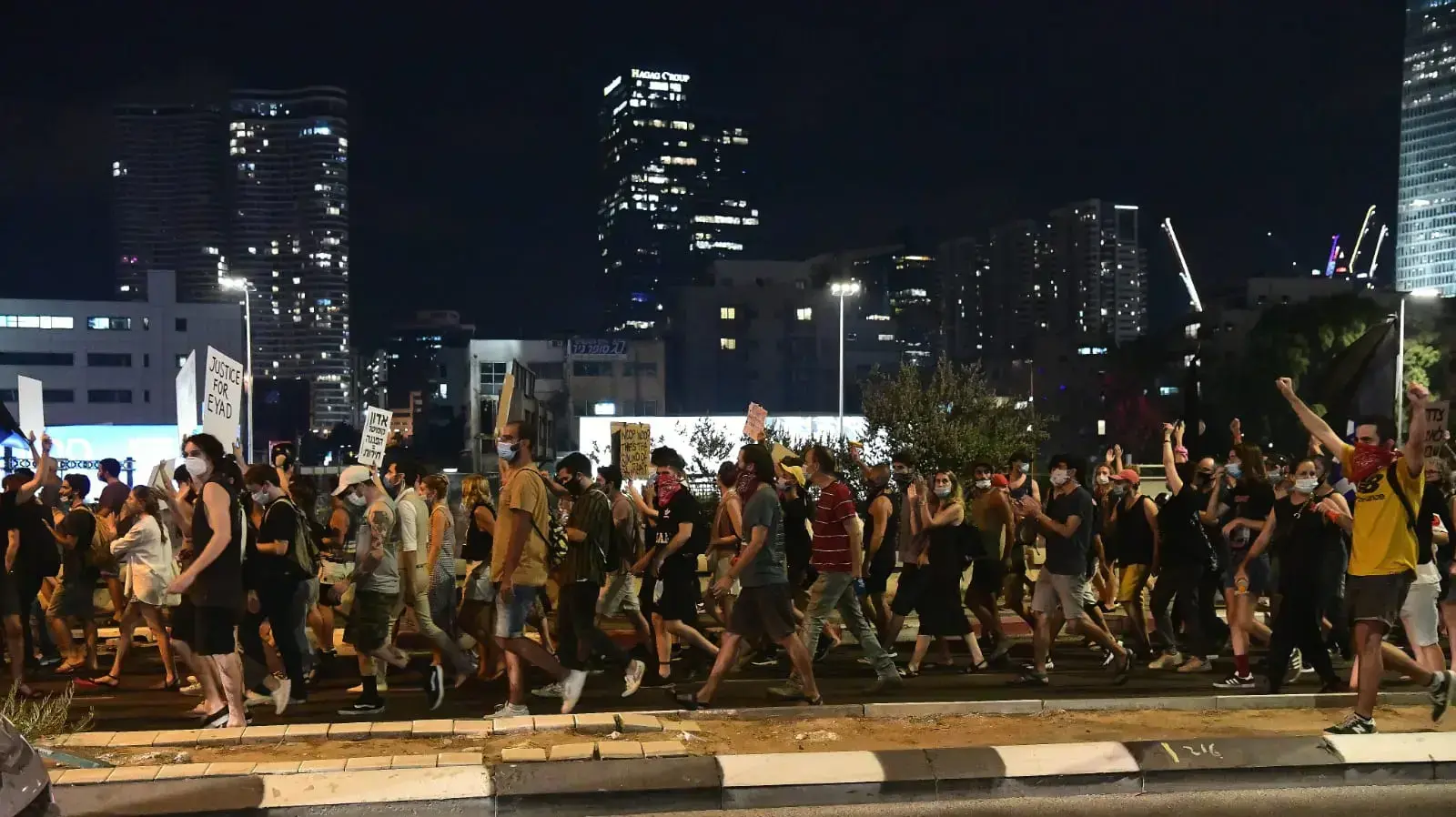 מחאת הדגלים השחורים לאחר שהפגינו מול ביתו של השר לביטחון הפנים אמיר אוחנה, תל אביב, 28 ביולי 2020 מחאת הדגלים השחורים לאחר שהפגינו מול ביתו של השר לביטחון הפנים אמיר אוחנה, תל אביב, 28 ביולי 2020