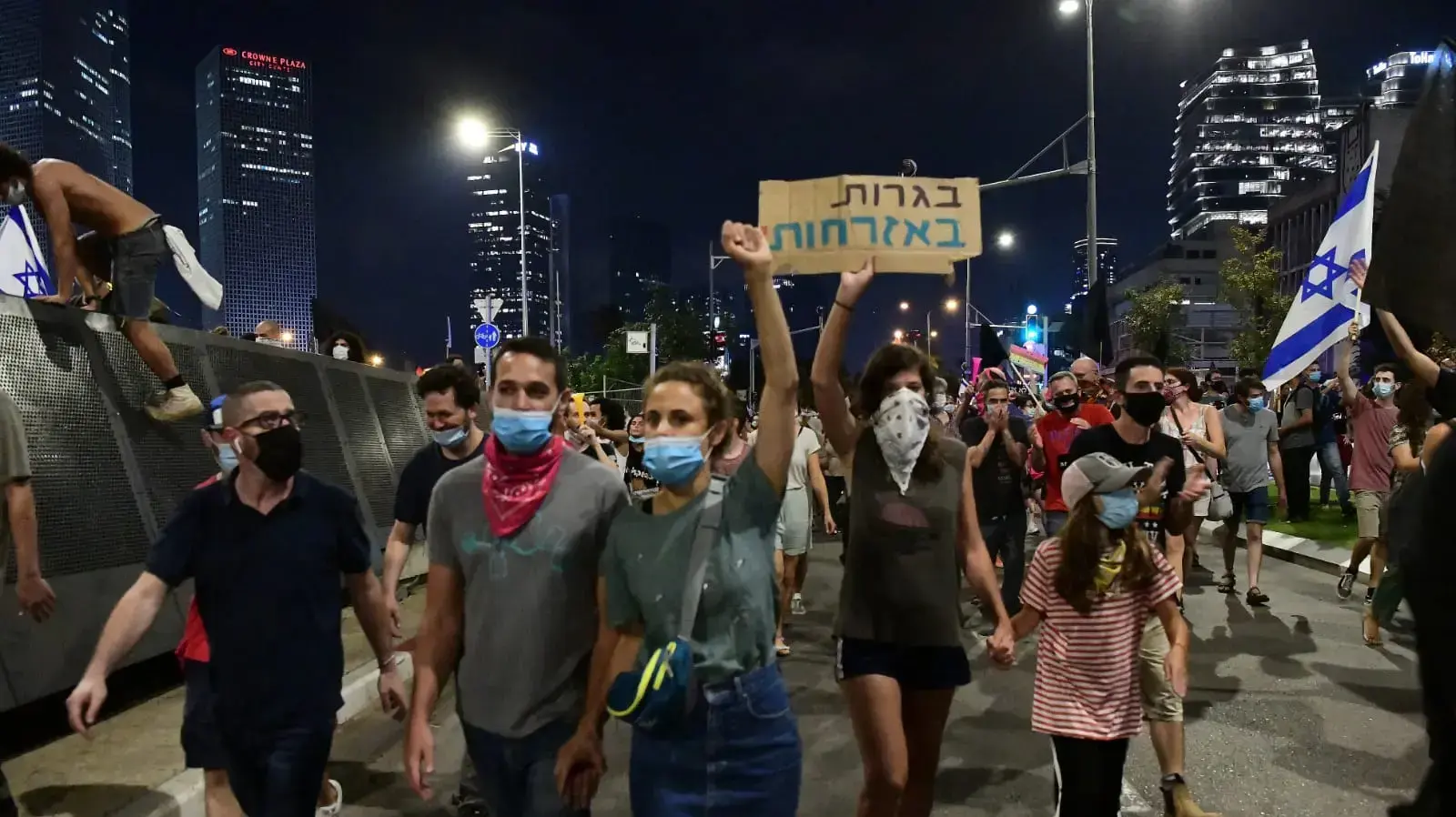 מחאת הדגלים השחורים לאחר שהפגינו מול ביתו של השר לביטחון הפנים אמיר אוחנה, תל אביב, 28 ביולי 2020 מחאת הדגלים השחורים לאחר שהפגינו מול ביתו של השר לביטחון הפנים אמיר אוחנה, תל אביב, 28 ביולי 2020