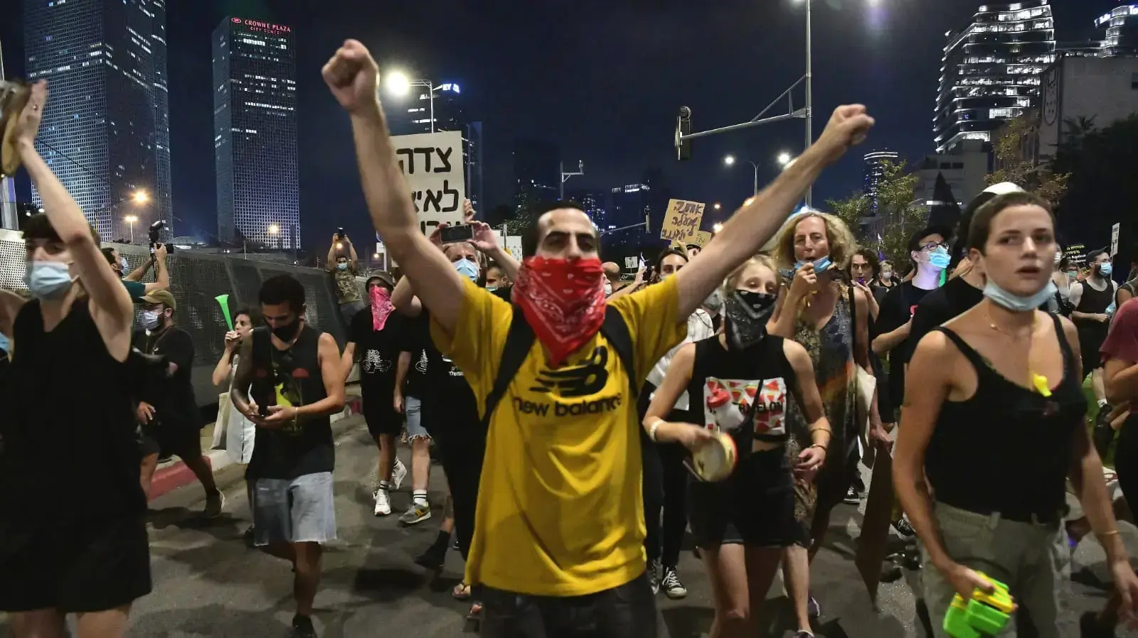מחאת הדגלים השחורים לאחר שהפגינו מול ביתו של השר לביטחון הפנים אמיר אוחנה, תל אביב, 28 ביולי 2020 מחאת הדגלים השחורים לאחר שהפגינו מול ביתו של השר לביטחון הפנים אמיר אוחנה, תל אביב, 28 ביולי 2020