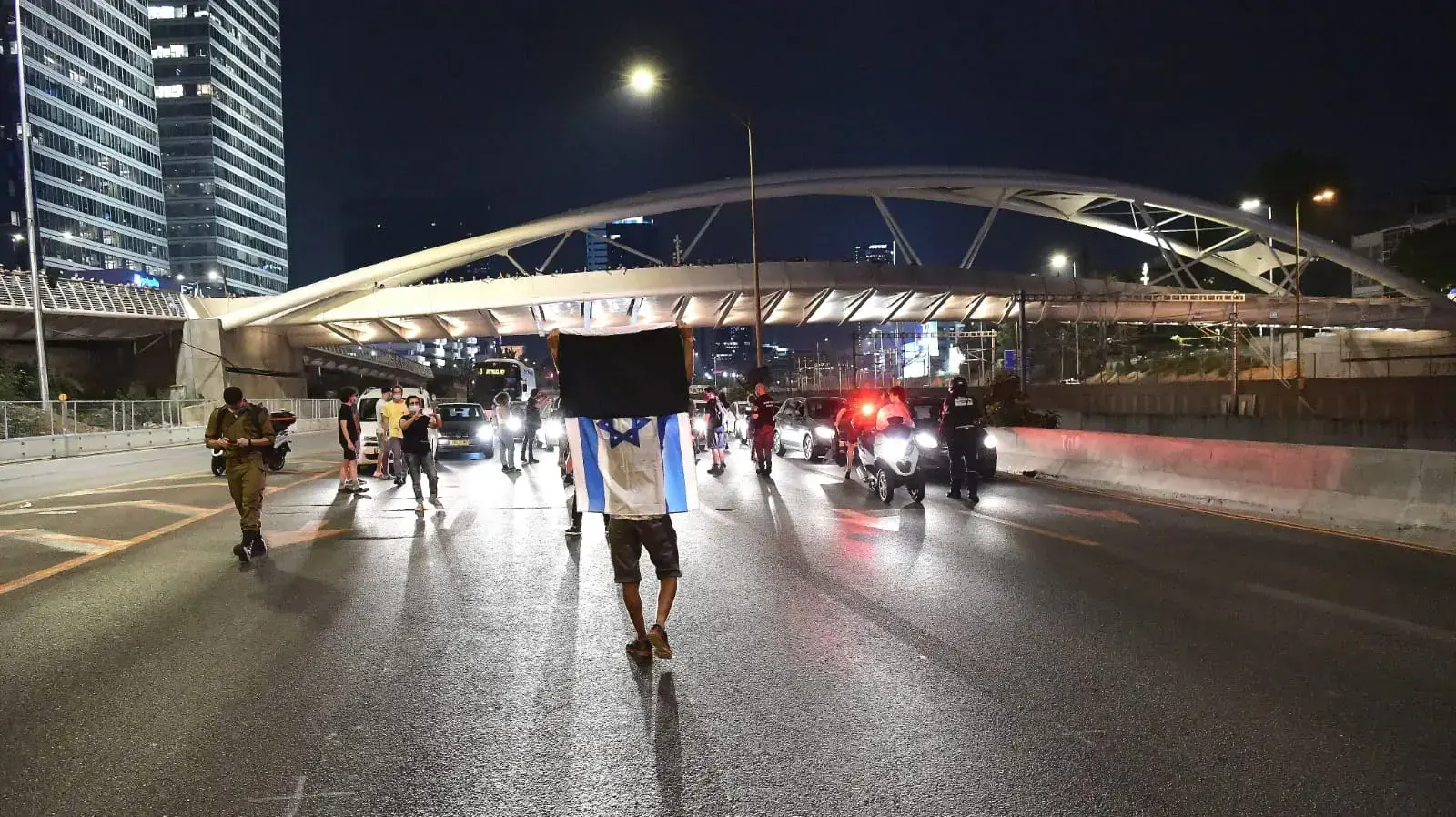 מחאת הדגלים השחורים לאחר שהפגינו מול ביתו של השר לביטחון הפנים אמיר אוחנה, דרך השלום, תל אביב, 28 ביולי 2020 מחאת הדגלים השחורים לאחר שהפגינו מול ביתו של השר לביטחון הפנים אמיר אוחנה, דרך השלום, תל אביב, 28 ביולי 2020