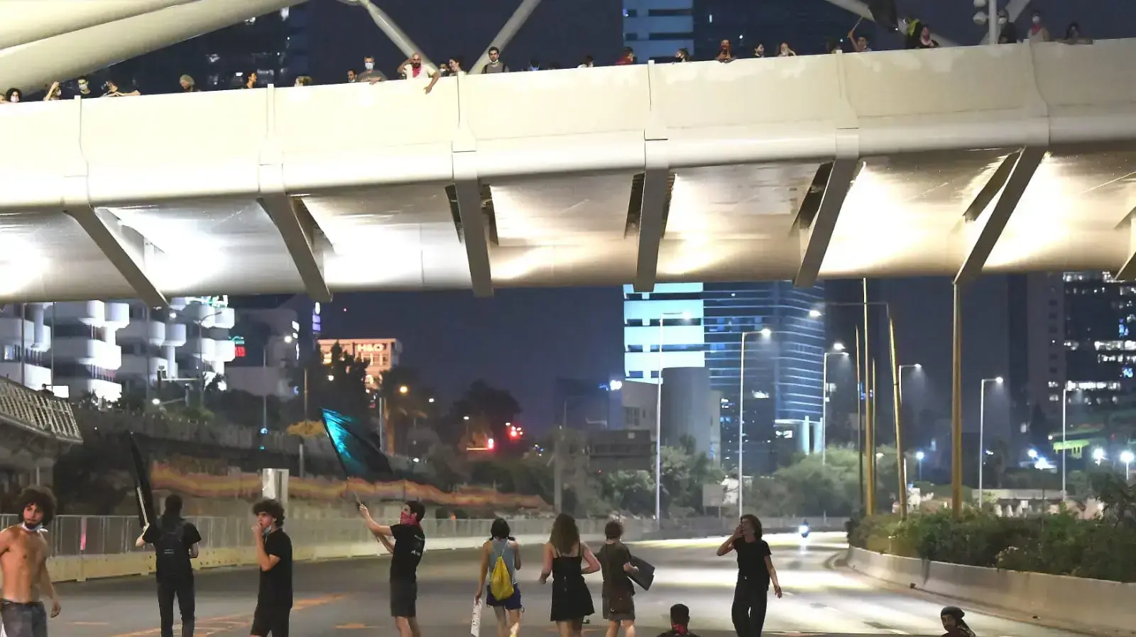 מחאת הדגלים השחורים לאחר שהפגינו מול ביתו של השר לביטחון הפנים אמיר אוחנה, דרך השלום, תל אביב, 28 ביולי 2020 מחאת הדגלים השחורים לאחר שהפגינו מול ביתו של השר לביטחון הפנים אמיר אוחנה, דרך השלום, תל אביב, 28 ביולי 2020