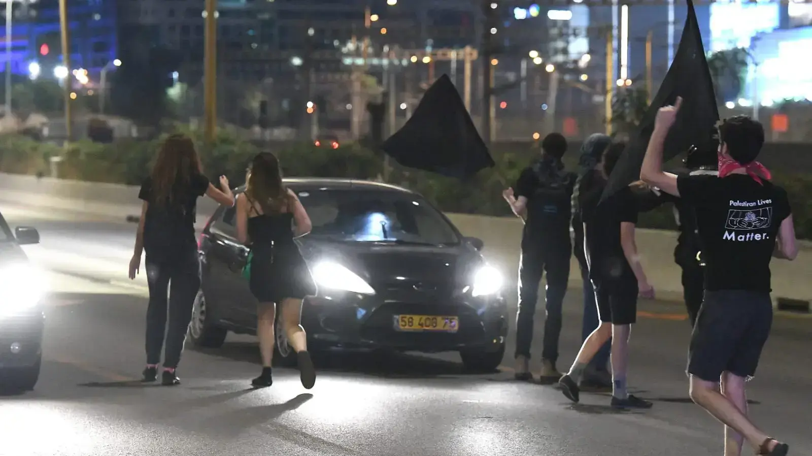 מחאת הדגלים השחורים לאחר שהפגינו מול ביתו של השר לביטחון הפנים אמיר אוחנה, דרך השלום, תל אביב, 28 ביולי 2020 מחאת הדגלים השחורים לאחר שהפגינו מול ביתו של השר לביטחון הפנים אמיר אוחנה, דרך השלום, תל אביב, 28 ביולי 2020