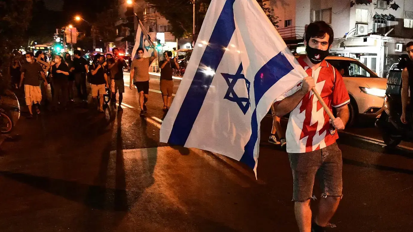 מחאת הדגלים השחורים לאחר שהפגינו מול ביתו של השר לביטחון הפנים אמיר אוחנה, דיזנגוף, תל אביב, 28 ביולי 2020 מחאת הדגלים השחורים לאחר שהפגינו מול ביתו של השר לביטחון הפנים אמיר אוחנה, דיזנגוף, תל אביב, 28 ביולי 2020