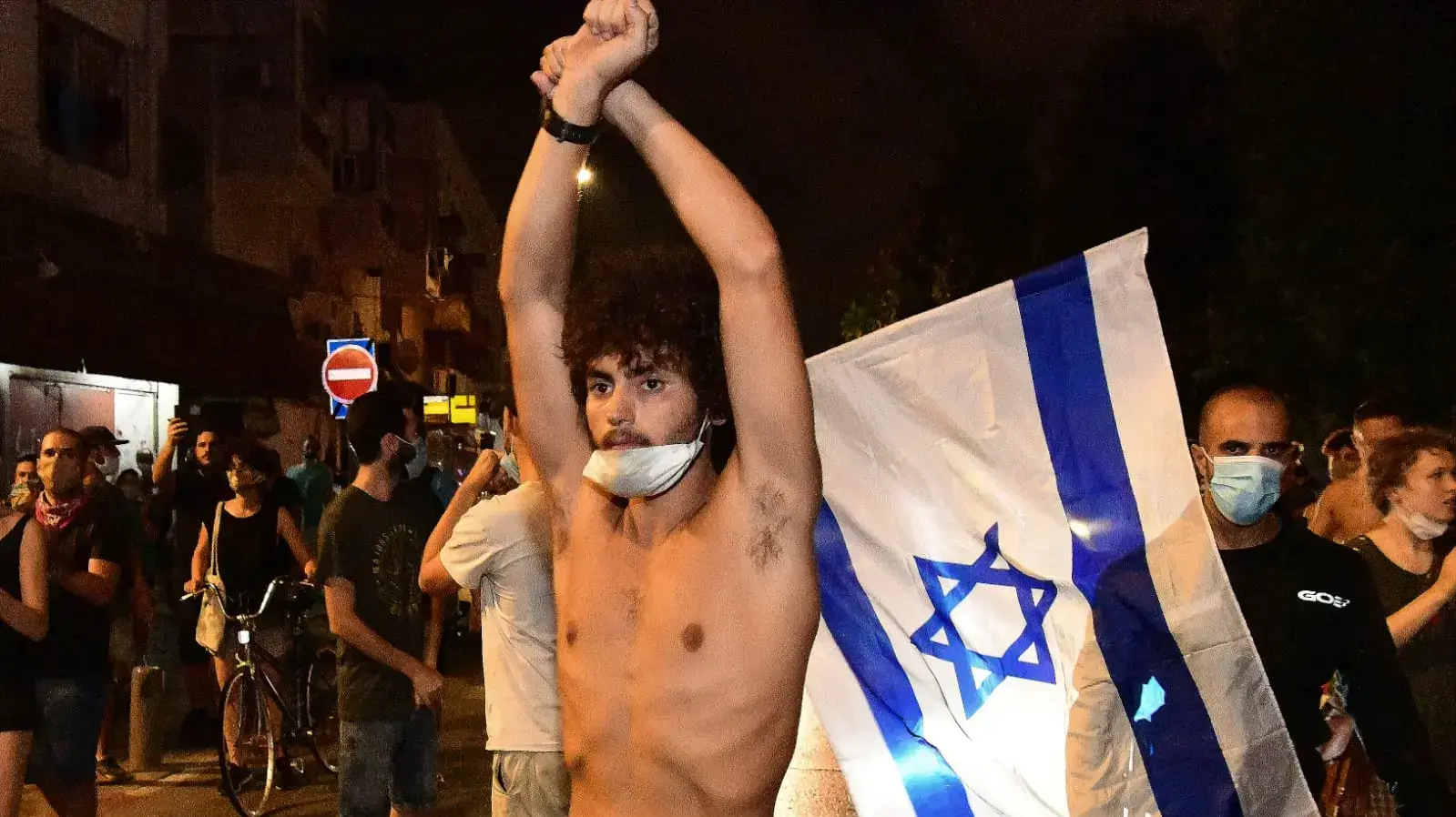מחאת הדגלים השחורים לאחר שהפגינו מול ביתו של השר לביטחון הפנים אמיר אוחנה, אזור התחנה המרכזית, תל אביב, 28 ביולי 2020 מחאת הדגלים השחורים לאחר שהפגינו מול ביתו של השר לביטחון הפנים אמיר אוחנה, אזור התחנה המרכזית, תל אביב, 28 ביולי 2020