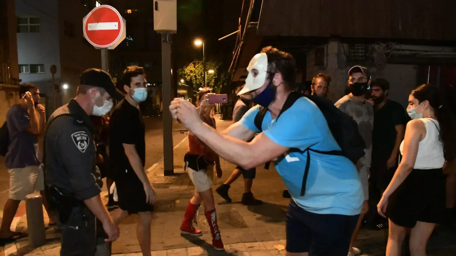מחאת הדגלים השחורים לאחר שהפגינו מול ביתו של השר לביטחון הפנים אמיר אוחנה, מפגין נכה מול שוטר באזור התחנה המרכזית, תל אביב, 28 ביולי 2020 מחאת הדגלים השחורים לאחר שהפגינו מול ביתו של השר לביטחון הפנים אמיר אוחנה, מפגין נכה מול שוטר באזור התחנה המרכזית, תל אביב, 28 ביולי 2020