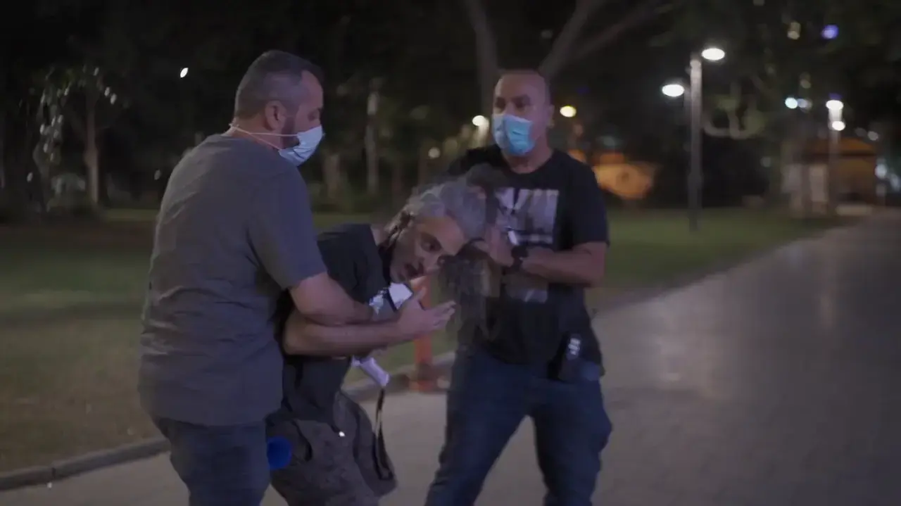 מפגינים הותקפו במחאה נגד ראש הממשלה בתל אביב - מעצר אחד המפגינים
29.7.20 מפגינים הותקפו במחאה נגד ראש הממשלה בתל אביב - מעצר אחד המפגינים
29.7.20