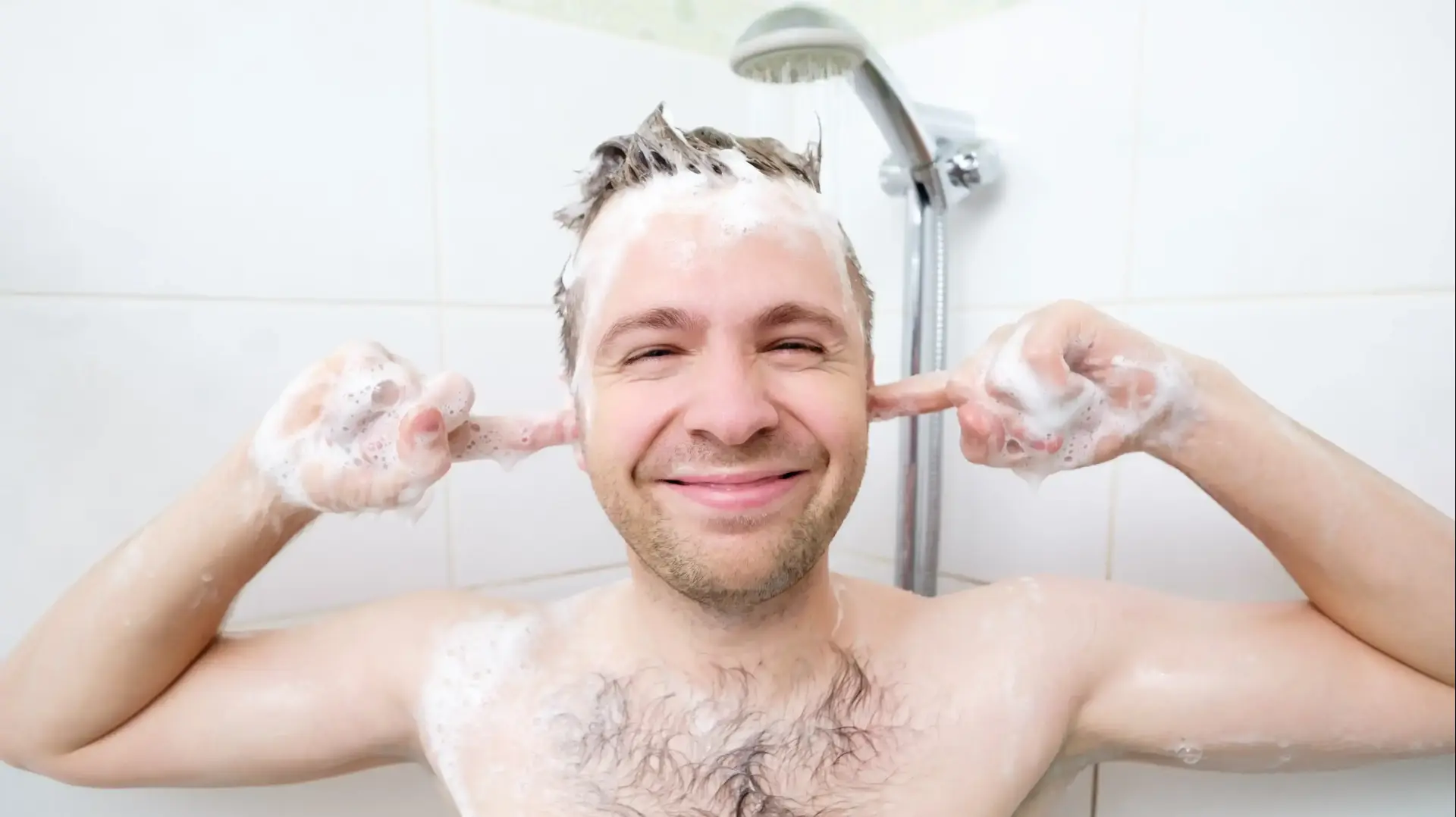 גבר במקלחת גבר במקלחת