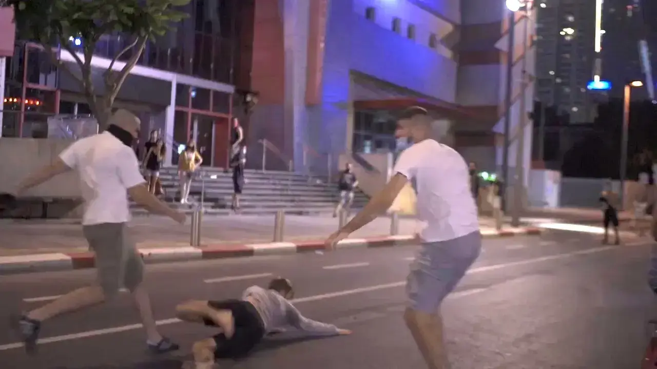 מפגינים הותקפה במחאה נגד ראש הממשלה בתל אביב
29.7.20 מפגינים הותקפה במחאה נגד ראש הממשלה בתל אביב
29.7.20