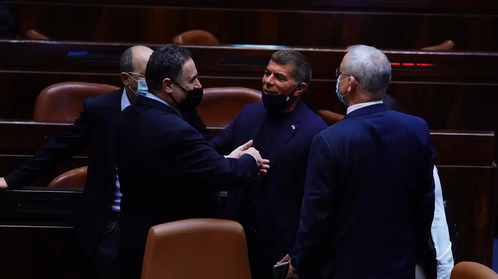 ישראל כץ, בני גנץ וגבי אשכנזי במהלך הצבעה על חוק המענקים בכנסת 29 ביולי 2020