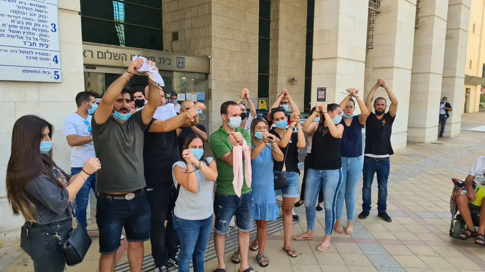 הפגנת הורים מחוץ לבית המשפט השלום בראשון לציון במהלך דיון הארכת מעצר לסייעות החשודות באלימות כלפי פעוטות בגן ילדים ברמלה 28 ביולי 2020 הפגנת הורים מחוץ לבית המשפט השלום בראשון לציון במהלך דיון הארכת מעצר לסייעות החשודות באלימות כלפי פעוטות בגן ילדים ברמלה 28 ביולי 2020