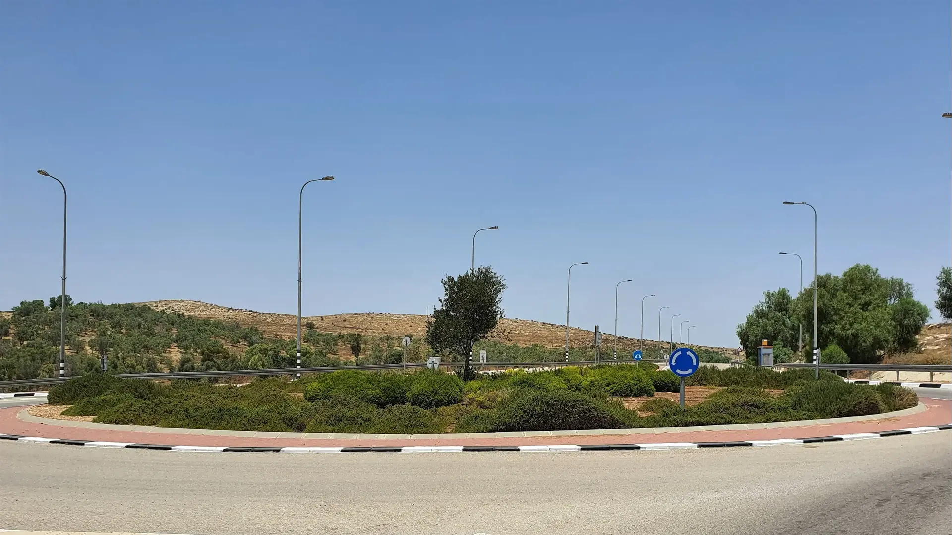 מעגל תנועה בין עירוני עם צמחיה ושדה ראיה תקין מעגל תנועה בין עירוני עם צמחיה ושדה ראיה תקין