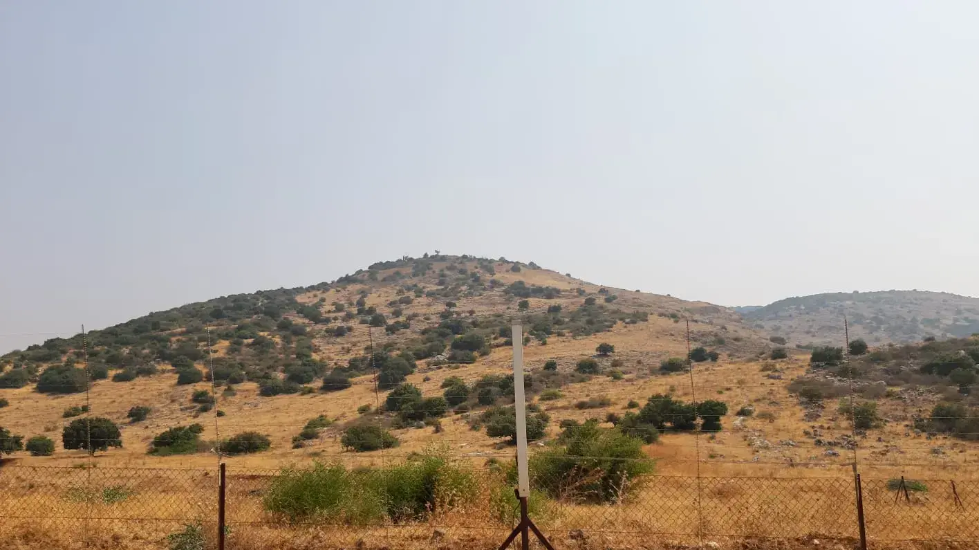 גזרת הר דב. הגדר המקיפה את נתיב העלייה גזרת הר דב. הגדר המקיפה את נתיב העלייה
