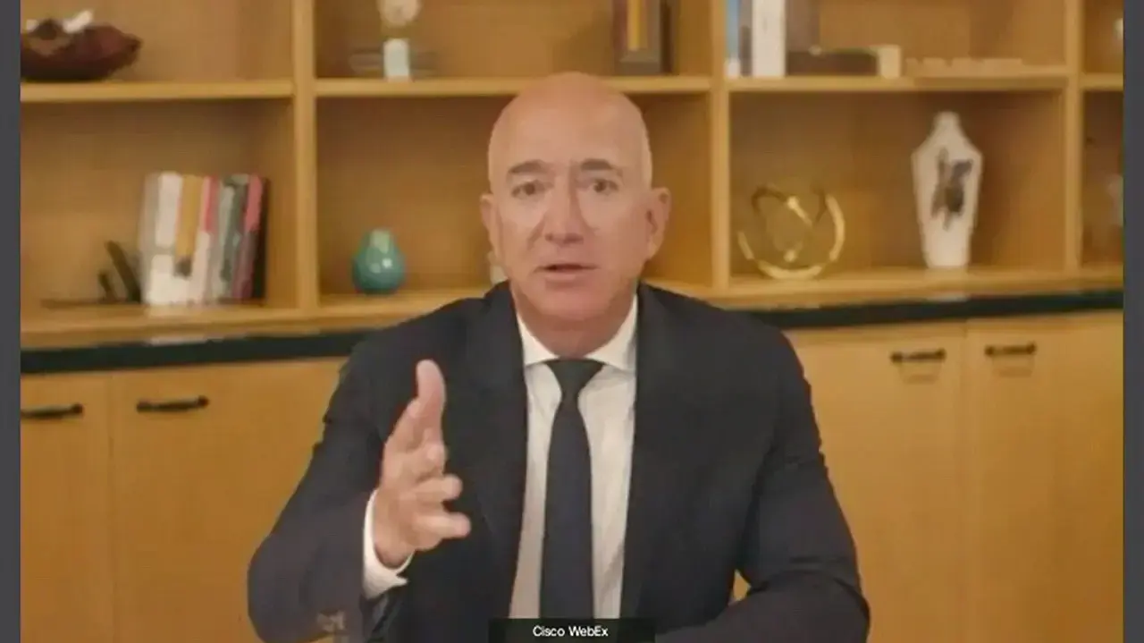 מנכ"ל אמזון ג'ף בזוס במהלך עדותו בקונגרס, ארצות הברית, 29 ביולי 2020 מנכ"ל אמזון ג'ף בזוס במהלך עדותו בקונגרס, ארצות הברית, 29 ביולי 2020