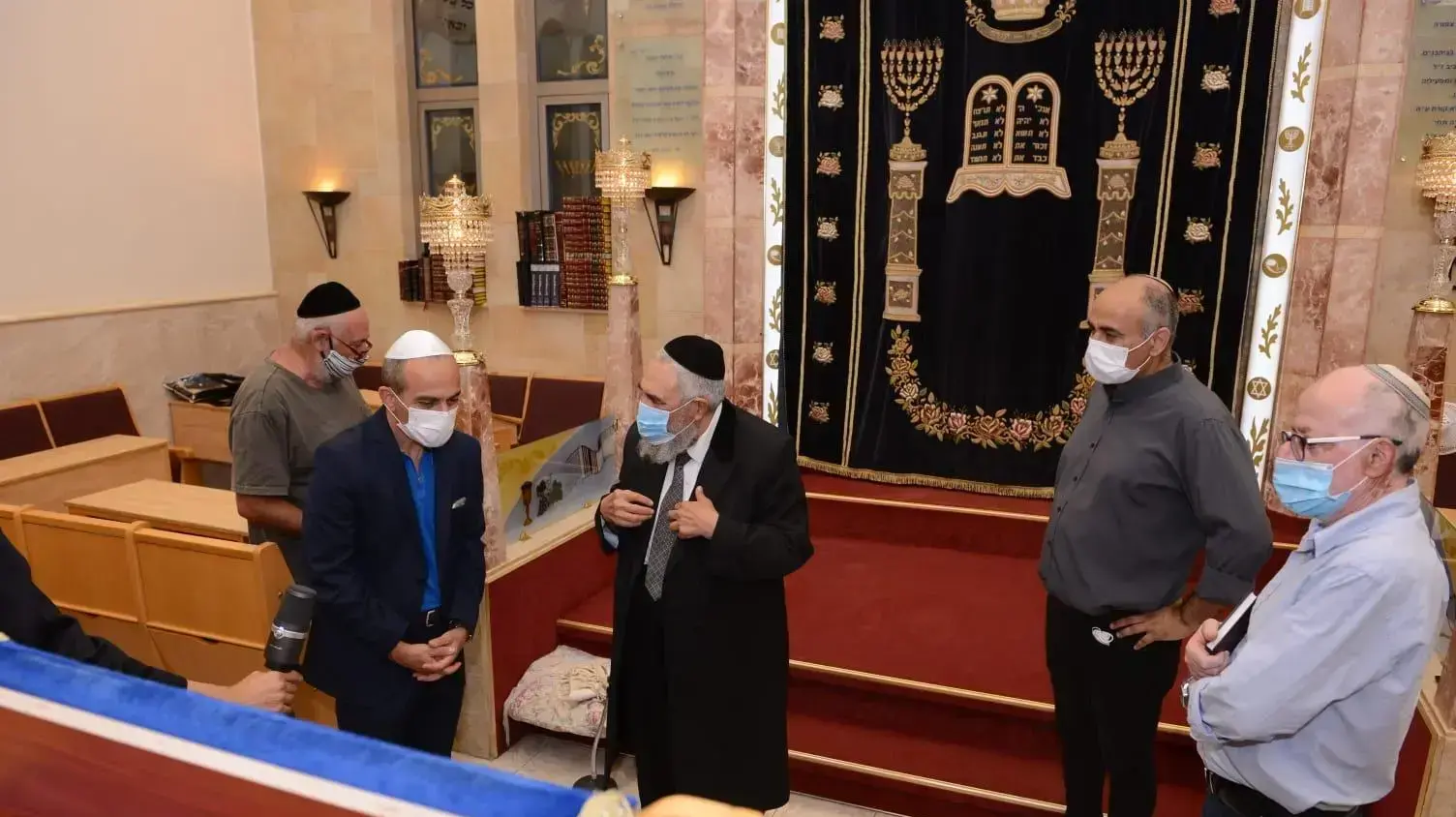 פרויקטור הקורונה רוני גמזו במהלך סיור בבתי כנסת, 29 ביולי 2020 פרויקטור הקורונה רוני גמזו במהלך סיור בבתי כנסת, 29 ביולי 2020