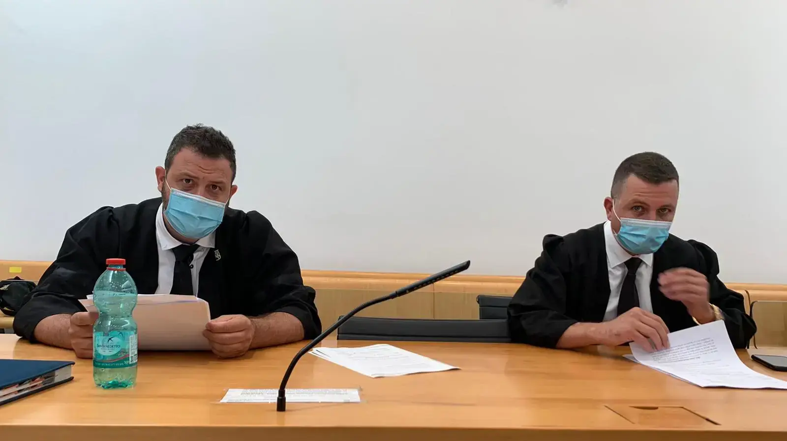 עורכי הדין באסל פלאח ( מימין) ויוסף חורי, בהגשת כתב האישום נגד החשוד בביצוע הרצח הכפל בדליית אל כרמל עורכי הדין באסל פלאח ( מימין) ויוסף חורי, בהגשת כתב האישום נגד החשוד בביצוע הרצח הכפל בדליית אל כרמל