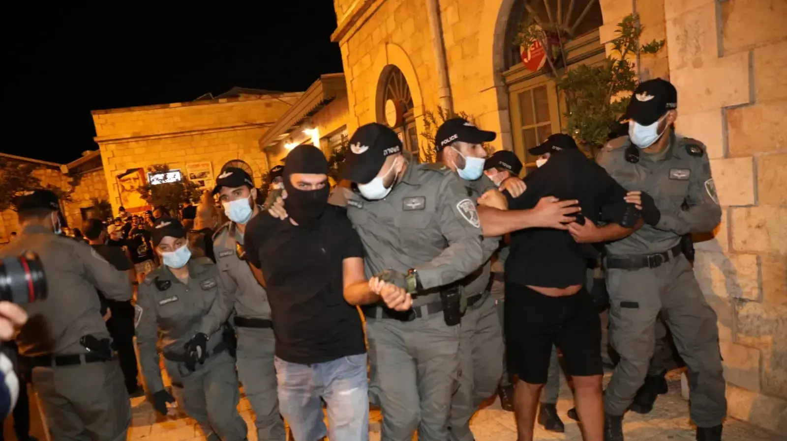 חברי ארגון "לה פמיליה" בהפגנת תמיכה בראש הממשלה בירושלים 30 ביולי 2020 חברי ארגון "לה פמיליה" בהפגנת תמיכה בראש הממשלה בירושלים 30 ביולי 2020