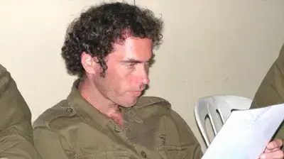 תמונה אחרונה של אלדד רגב לפני שנחטף בגבול לבנון (קרדיט: ערוץ 1) תמונה אחרונה של אלדד רגב לפני שנחטף בגבול לבנון (קרדיט: ערוץ 1)