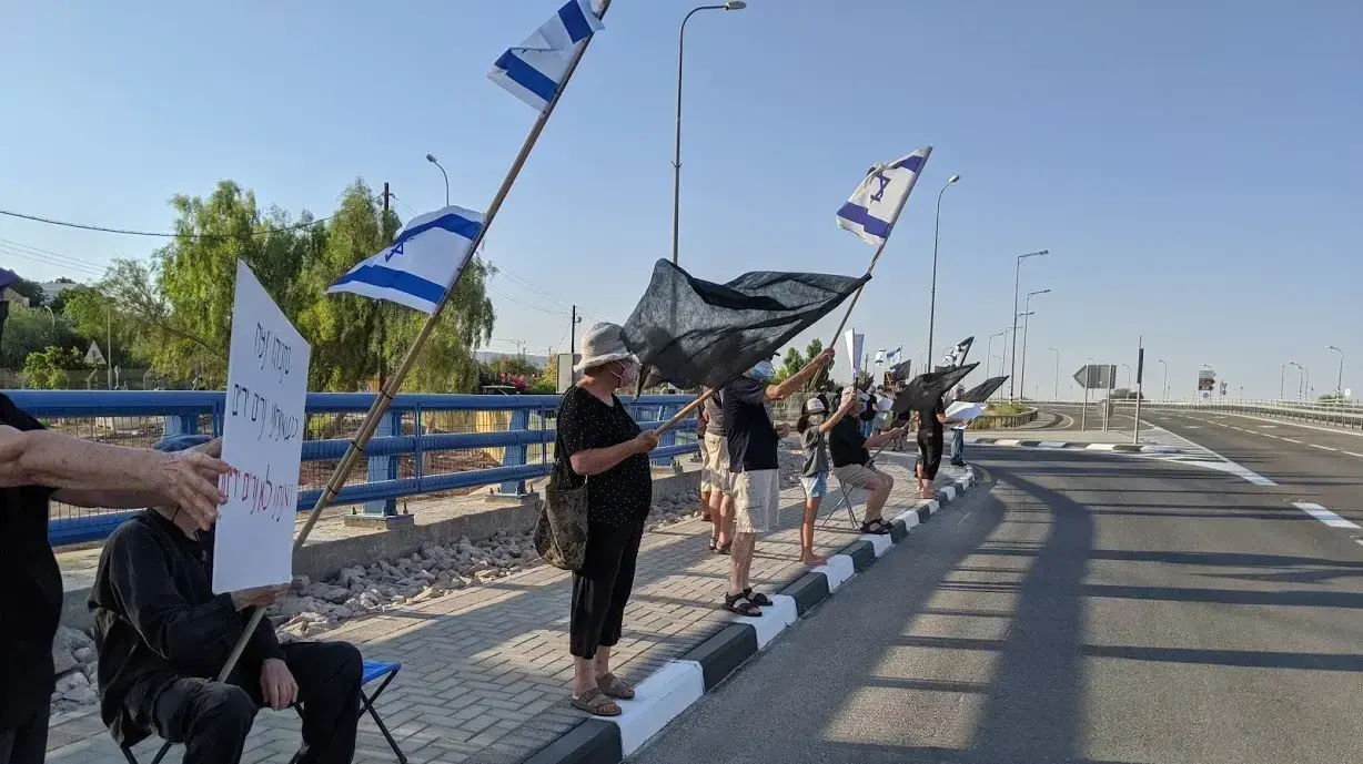 מפגינים נגד השחיתות השלטונית בצומת יוטבתה. 01 באוגוסט 2020 מפגינים נגד השחיתות השלטונית בצומת יוטבתה. 01 באוגוסט 2020