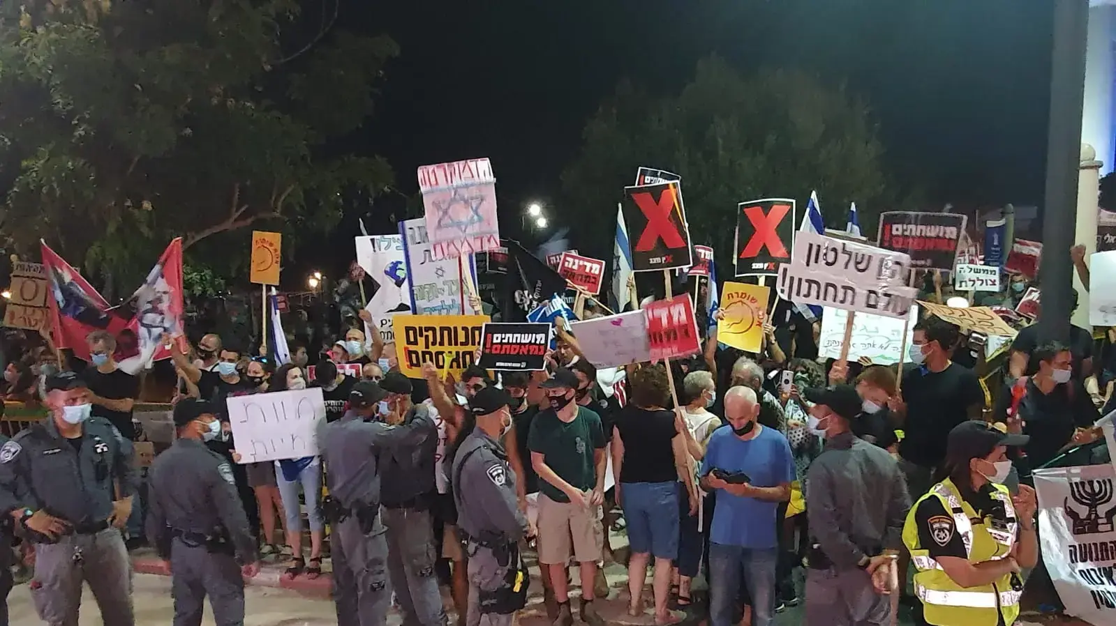 הפגנת הדגלים השחורים. מול מעון רה״מ, קיסריה, 1 באוגוסט 2020 הפגנת הדגלים השחורים. מול מעון רה״מ, קיסריה, 1 באוגוסט 2020