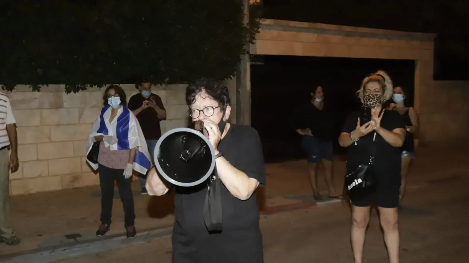 שפי פז בהפגנת "אם תרצו" מול בית השופטת אסתר חיות בשכונת צהלה בתל אביב. 1 באוגוסט 2020 שפי פז בהפגנת "אם תרצו" מול בית השופטת אסתר חיות בשכונת צהלה בתל אביב. 1 באוגוסט 2020