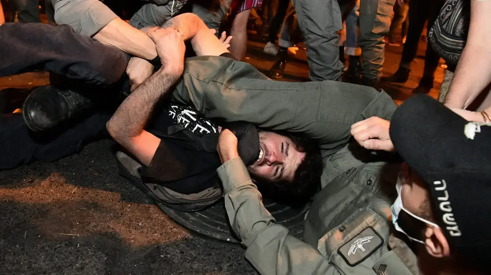 שוטרים עוצרים מפגין במחאה נגד השחיתות וראש הממשלה בנימין נתניהו בירושלים, 2 באוגוסט 2020. שוטרים עוצרים מפגין במחאה נגד השחיתות וראש הממשלה בנימין נתניהו בירושלים, 2 באוגוסט 2020.